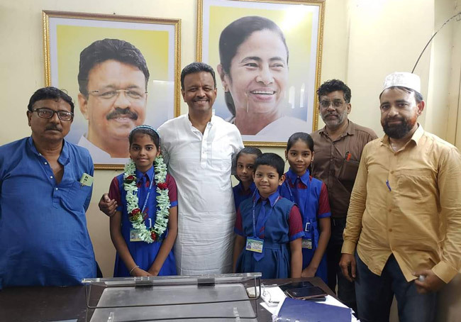 Watgunj GSFP school The Mayor with Child cabinet Ministers and Teachers 650x454